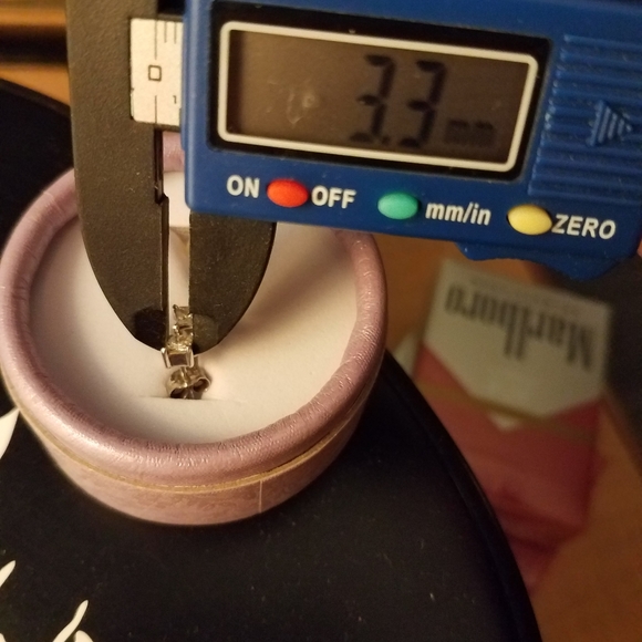 2 pair of diamond earrings - Picture 3 of 8